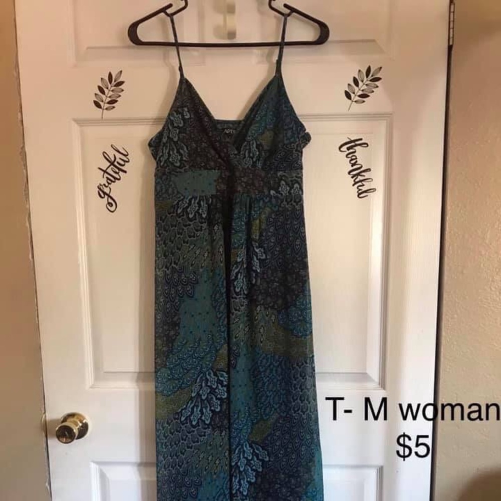 Vestido sin mangas, de corte largo,excelente!!